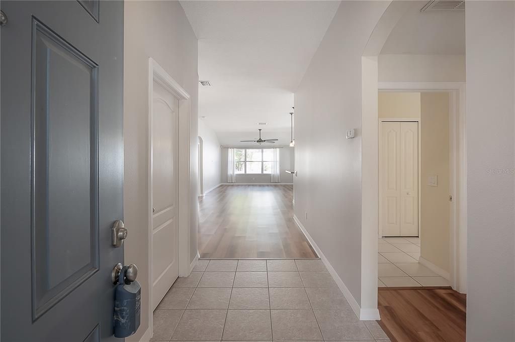 Activo con contrato: $2,195 (3 camas, 2 baños, 1888 Pies cuadrados)