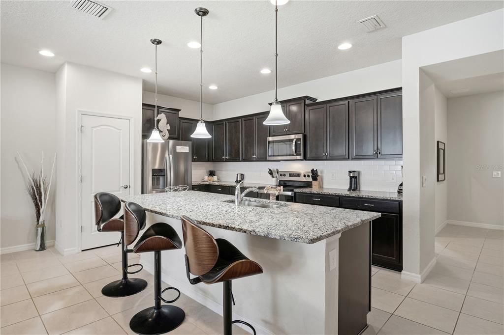 Под контрактом: $399,000 (5 спален, 4 ванн, 2263 Квадратных фут)