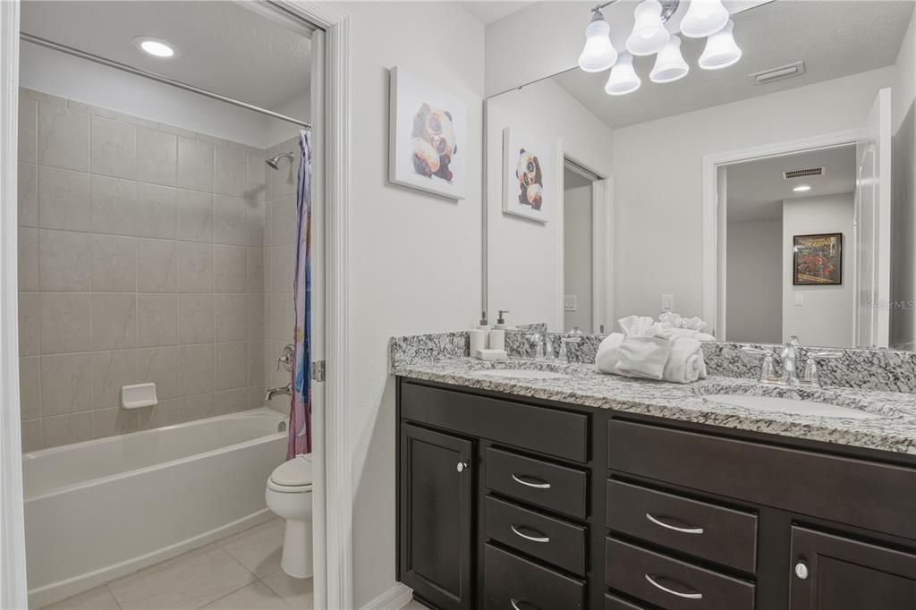 Под контрактом: $399,000 (5 спален, 4 ванн, 2263 Квадратных фут)