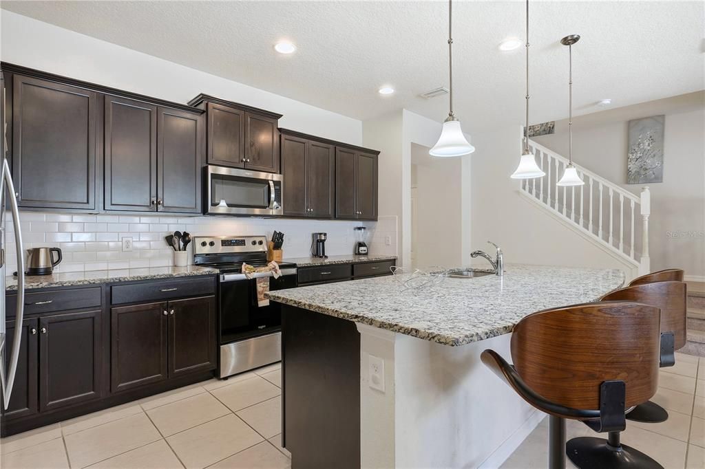 Под контрактом: $399,000 (5 спален, 4 ванн, 2263 Квадратных фут)