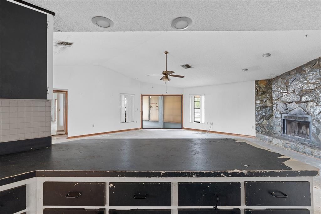 For Sale: $215,000 (2 beds, 2 baths, 1590 Square Feet)