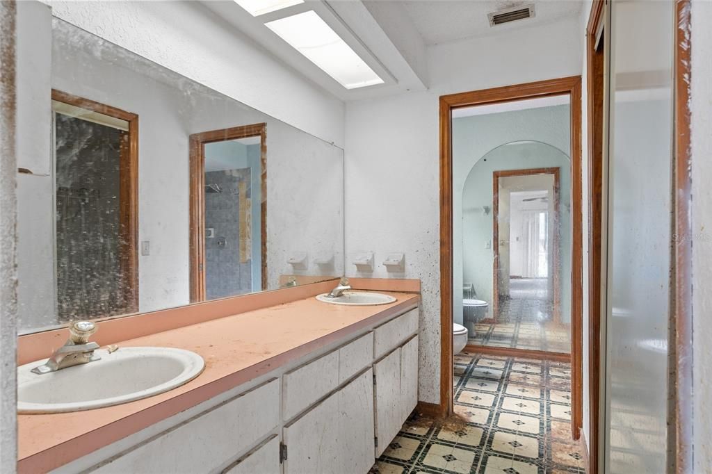 For Sale: $215,000 (2 beds, 2 baths, 1590 Square Feet)