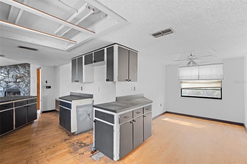 For Sale: $215,000 (2 beds, 2 baths, 1590 Square Feet)