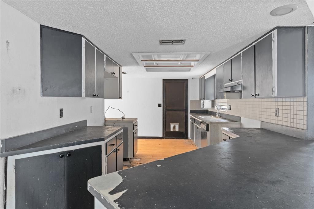 For Sale: $215,000 (2 beds, 2 baths, 1590 Square Feet)