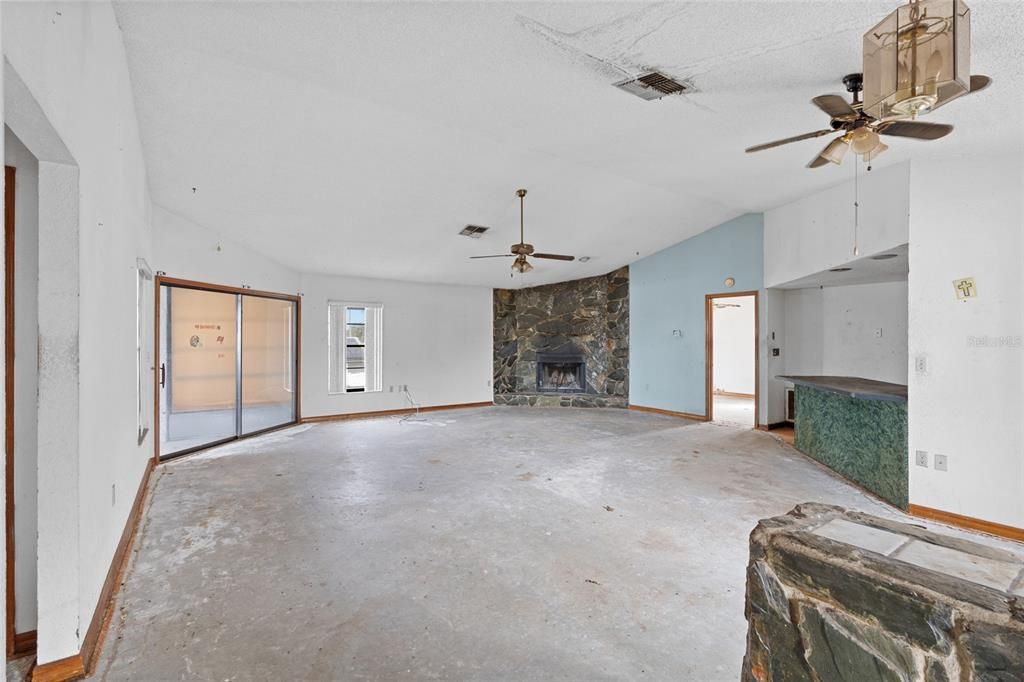 For Sale: $215,000 (2 beds, 2 baths, 1590 Square Feet)