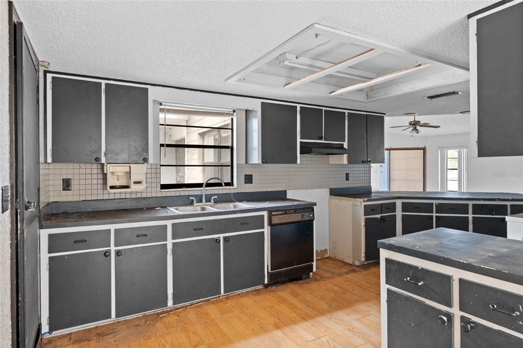 For Sale: $215,000 (2 beds, 2 baths, 1590 Square Feet)