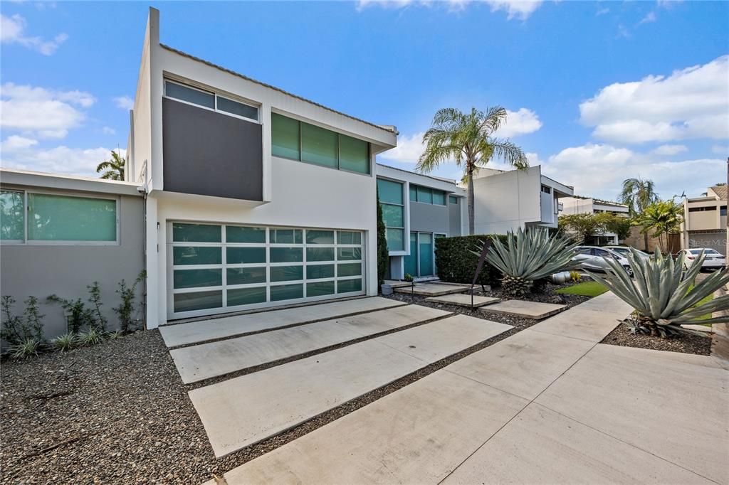 合同活跃: $1,350,000 (4 贝兹, 4 浴室, 2890 平方英尺)