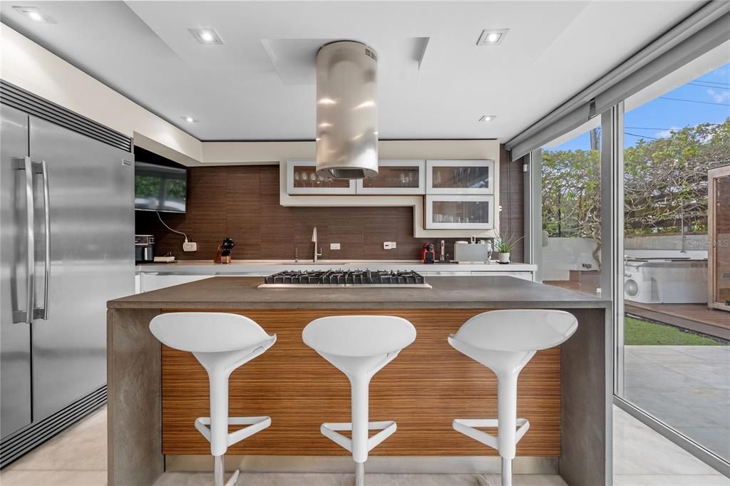 合同活跃: $1,350,000 (4 贝兹, 4 浴室, 2890 平方英尺)