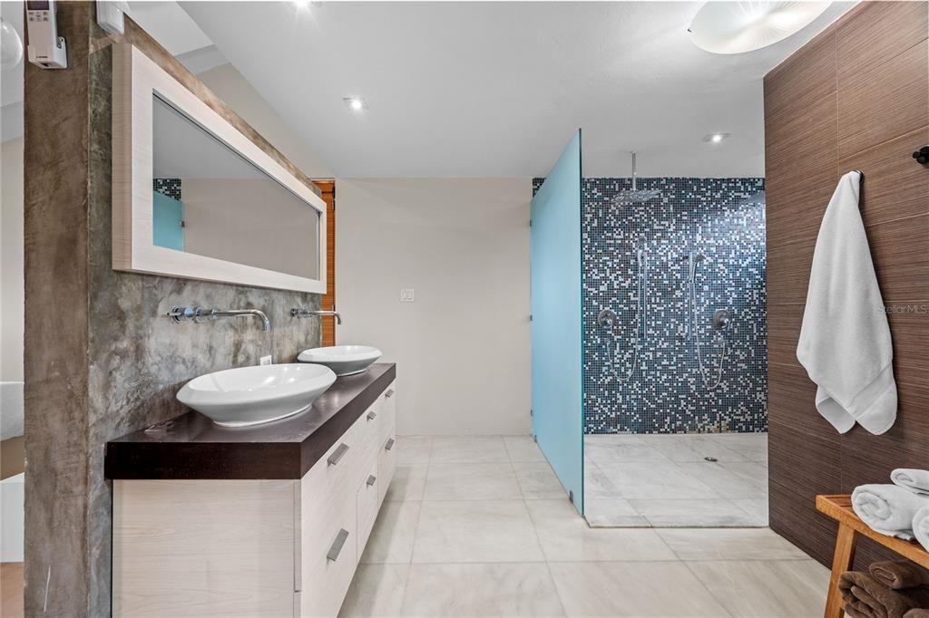 合同活跃: $1,350,000 (4 贝兹, 4 浴室, 2890 平方英尺)