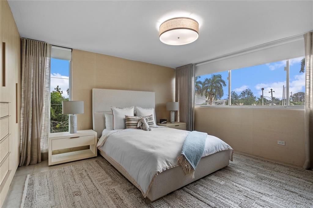 合同活跃: $1,350,000 (4 贝兹, 4 浴室, 2890 平方英尺)