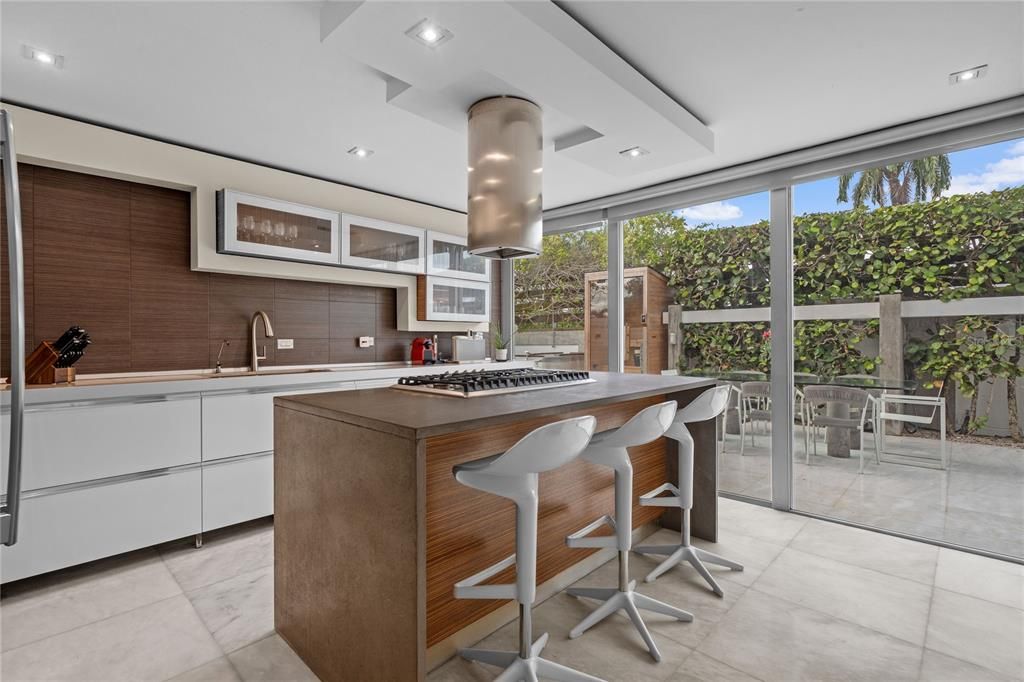 合同活跃: $1,350,000 (4 贝兹, 4 浴室, 2890 平方英尺)