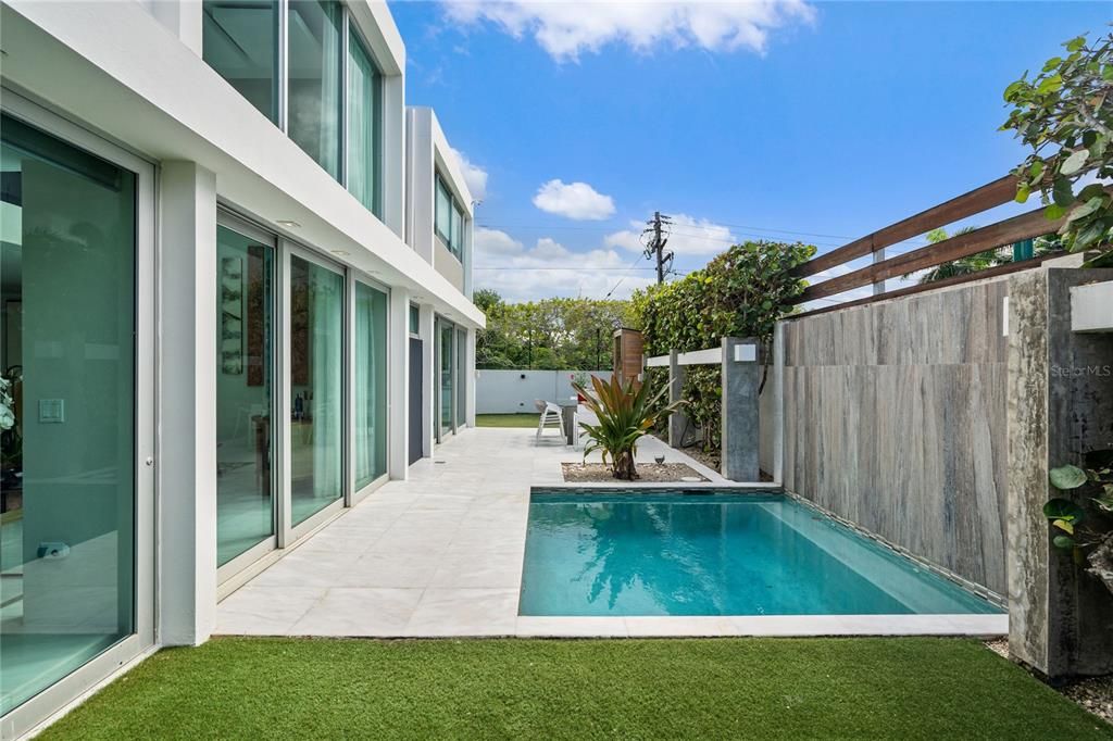 合同活跃: $1,350,000 (4 贝兹, 4 浴室, 2890 平方英尺)