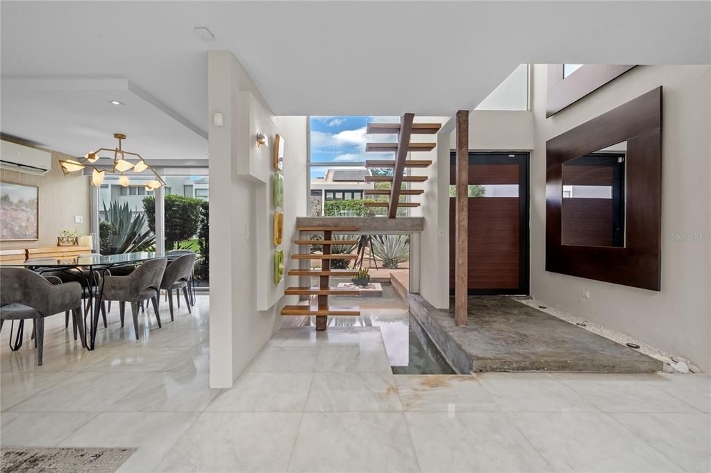 合同活跃: $1,350,000 (4 贝兹, 4 浴室, 2890 平方英尺)