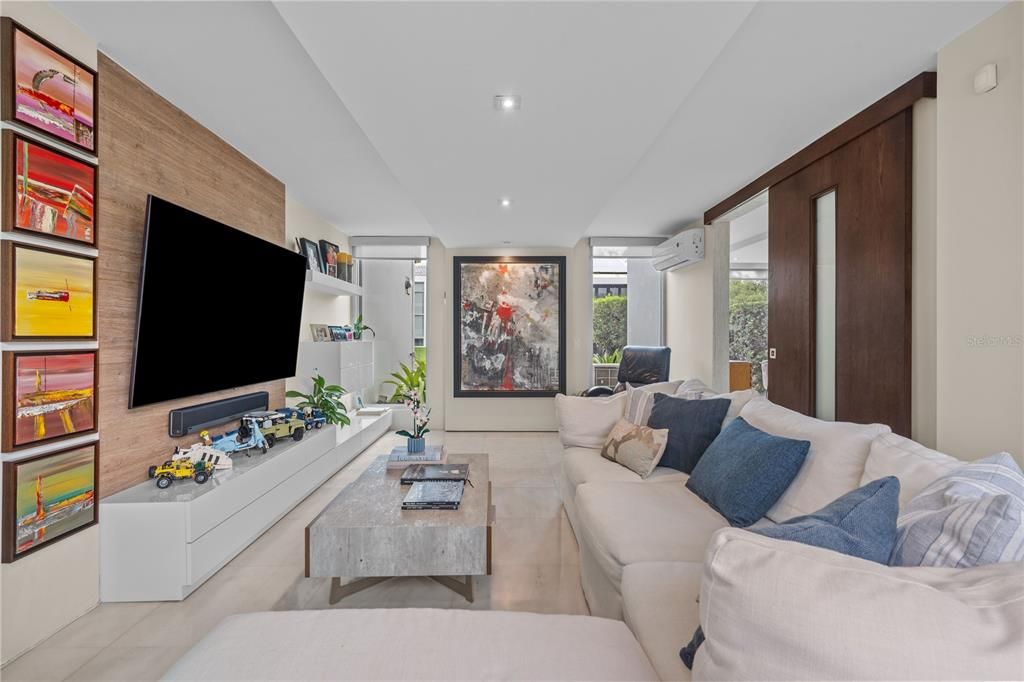 合同活跃: $1,350,000 (4 贝兹, 4 浴室, 2890 平方英尺)