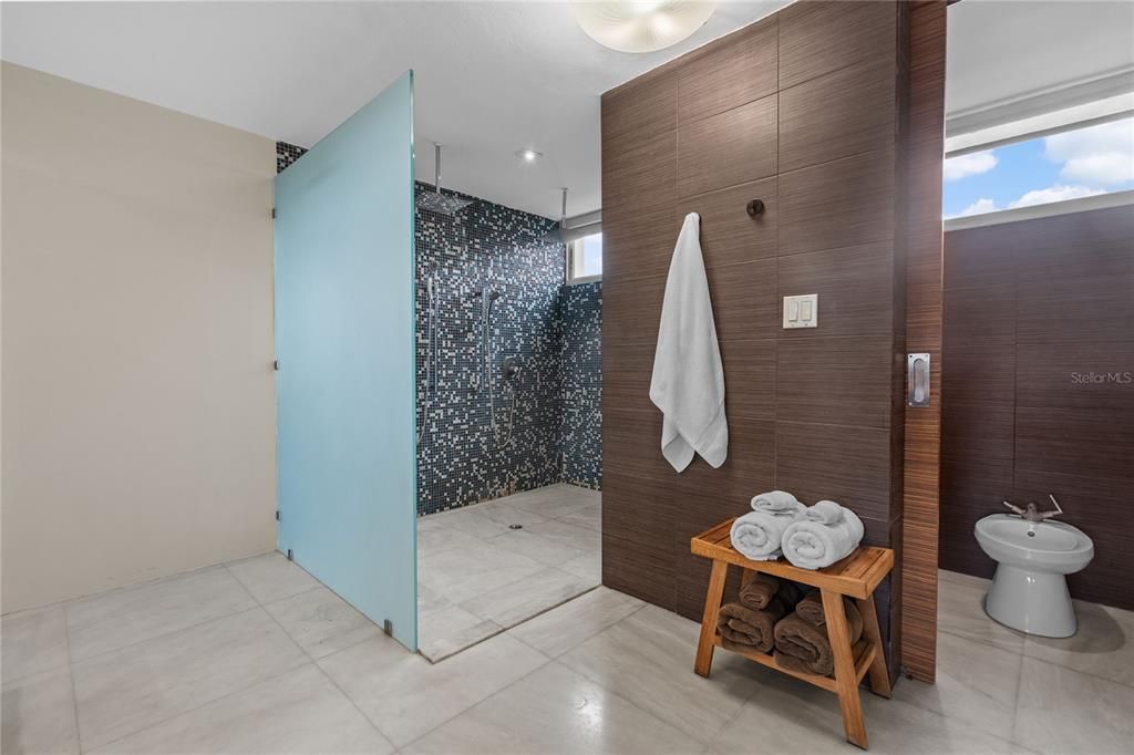 合同活跃: $1,350,000 (4 贝兹, 4 浴室, 2890 平方英尺)