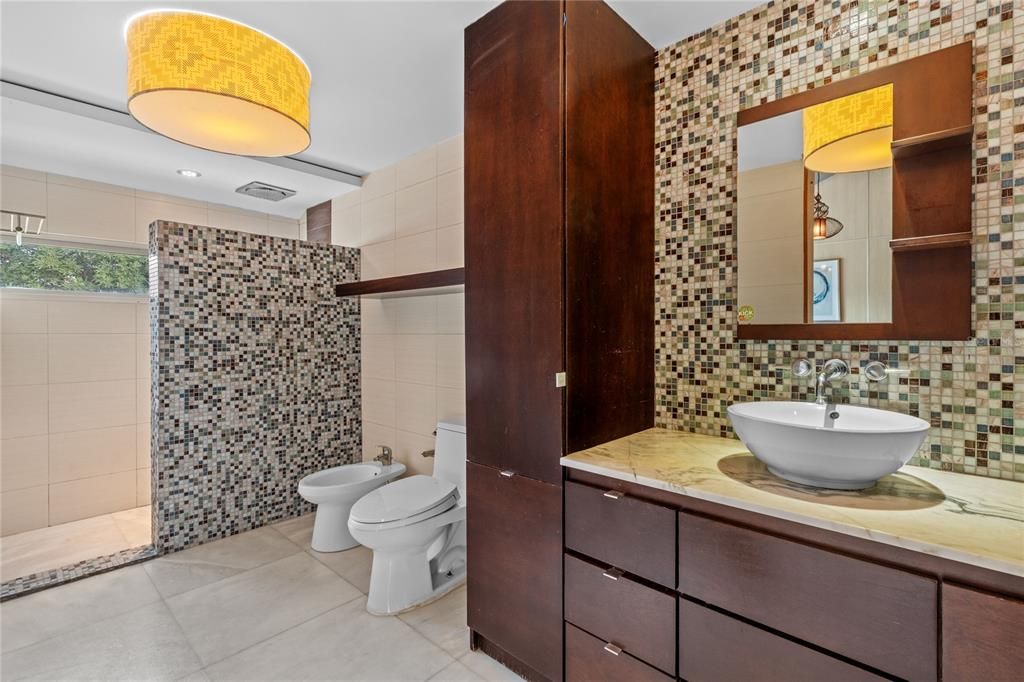 合同活跃: $1,350,000 (4 贝兹, 4 浴室, 2890 平方英尺)