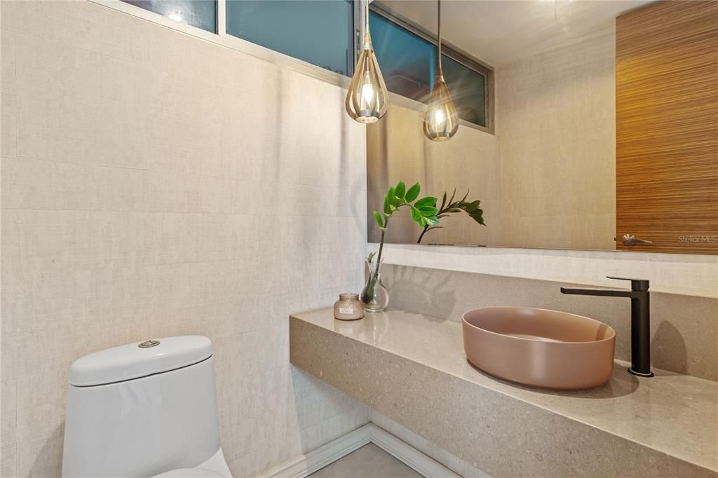 合同活跃: $1,350,000 (4 贝兹, 4 浴室, 2890 平方英尺)