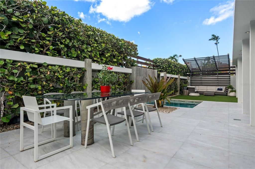 合同活跃: $1,350,000 (4 贝兹, 4 浴室, 2890 平方英尺)