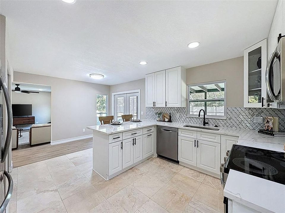 Activo con contrato: $690,000 (3 camas, 3 baños, 2849 Pies cuadrados)