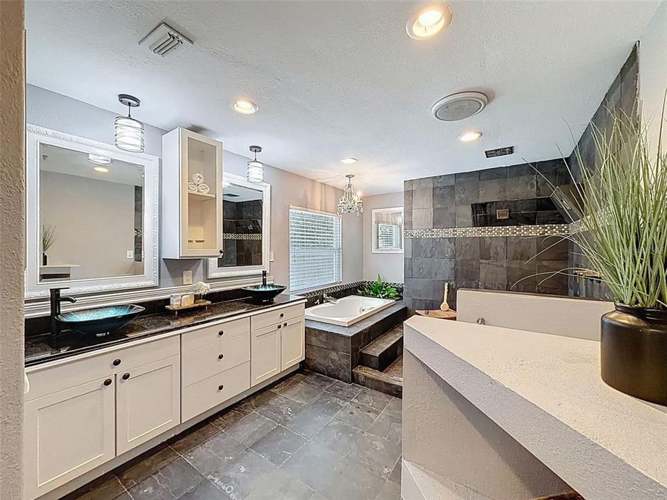 Activo con contrato: $690,000 (3 camas, 3 baños, 2849 Pies cuadrados)