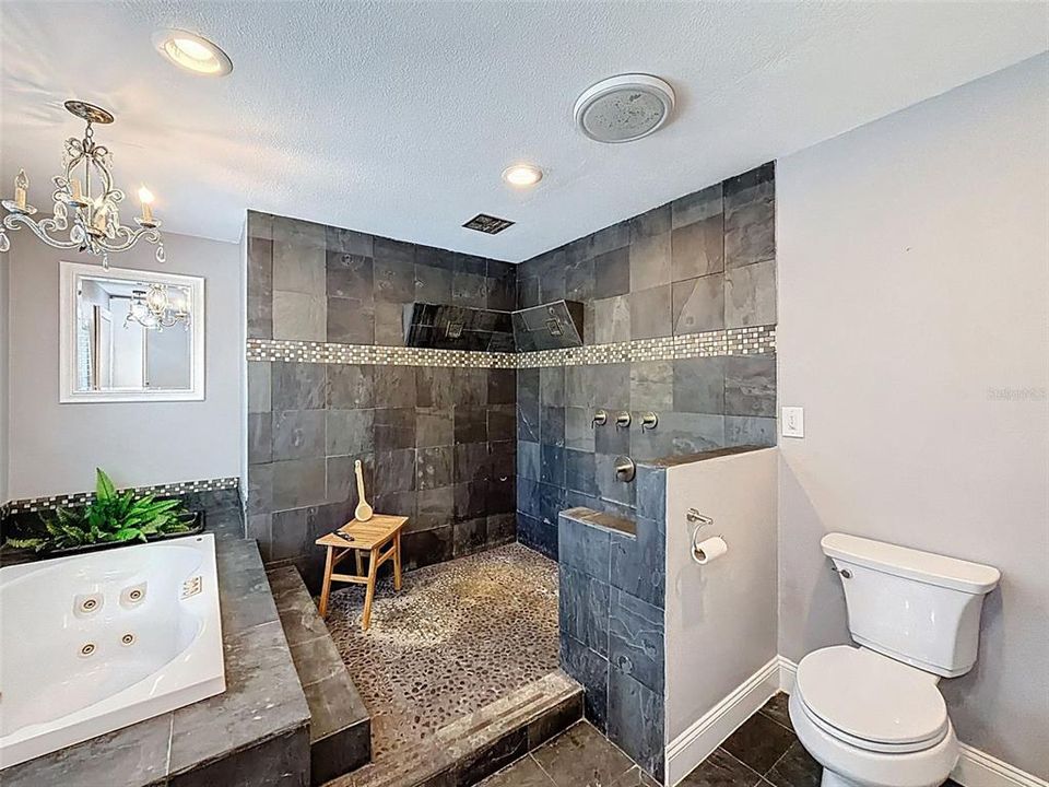 Activo con contrato: $690,000 (3 camas, 3 baños, 2849 Pies cuadrados)