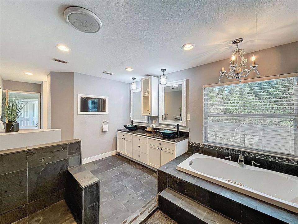 Activo con contrato: $690,000 (3 camas, 3 baños, 2849 Pies cuadrados)