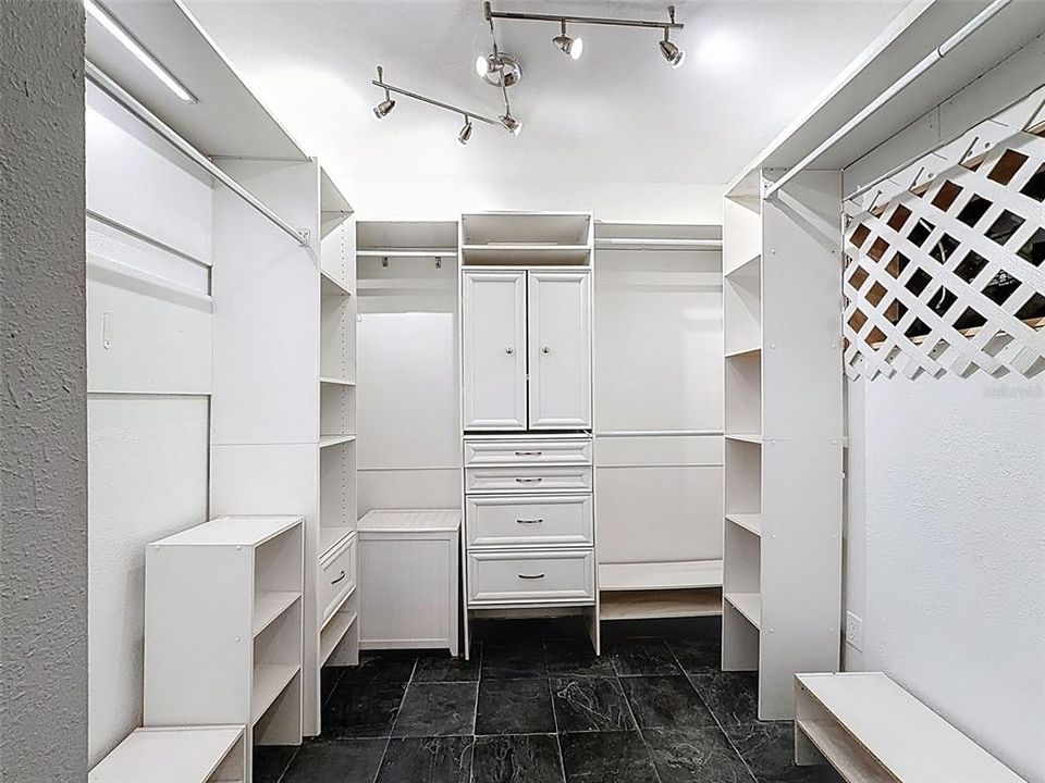 Activo con contrato: $690,000 (3 camas, 3 baños, 2849 Pies cuadrados)