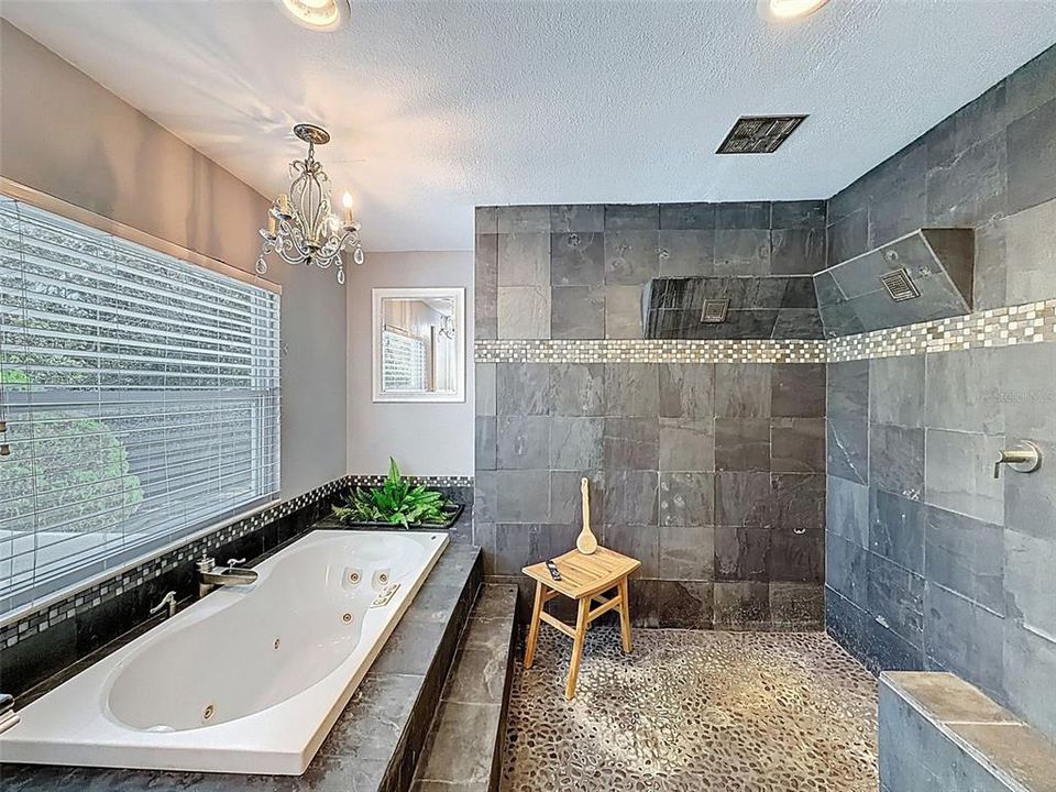 Activo con contrato: $690,000 (3 camas, 3 baños, 2849 Pies cuadrados)