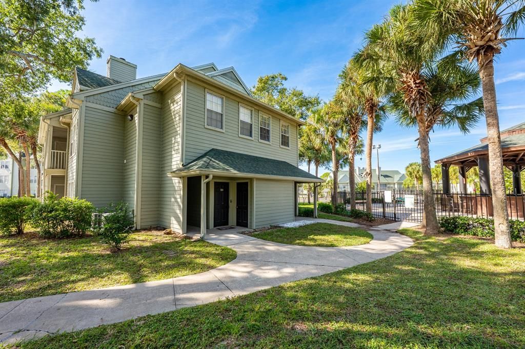 待售: $170,000 (2 贝兹, 1 浴室, 1184 平方英尺)