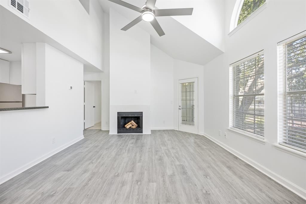 待售: $170,000 (2 贝兹, 1 浴室, 1184 平方英尺)