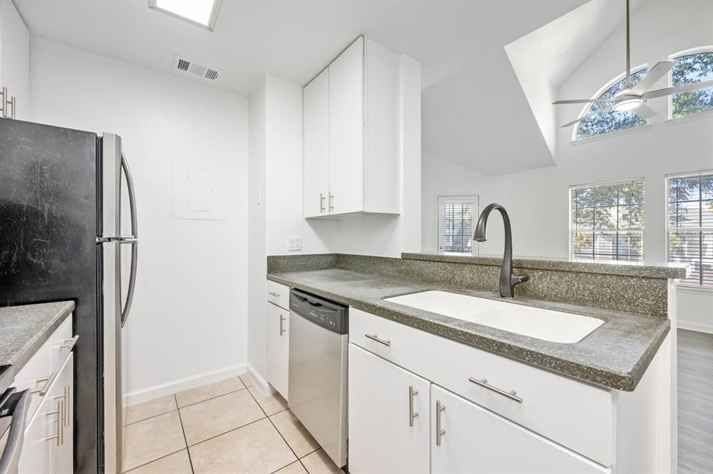 待售: $170,000 (2 贝兹, 1 浴室, 1184 平方英尺)