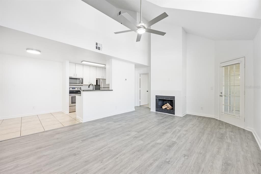 待售: $170,000 (2 贝兹, 1 浴室, 1184 平方英尺)