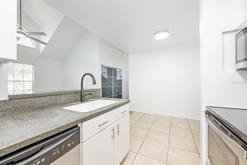 待售: $170,000 (2 贝兹, 1 浴室, 1184 平方英尺)