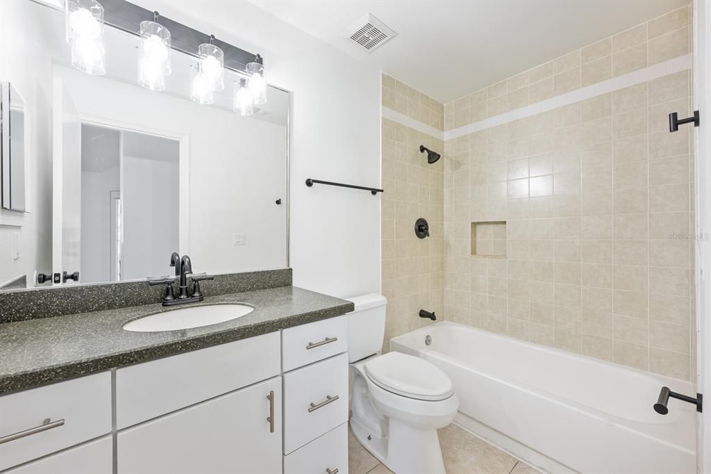 待售: $170,000 (2 贝兹, 1 浴室, 1184 平方英尺)