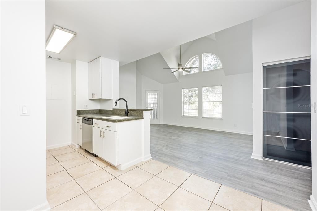 待售: $170,000 (2 贝兹, 1 浴室, 1184 平方英尺)