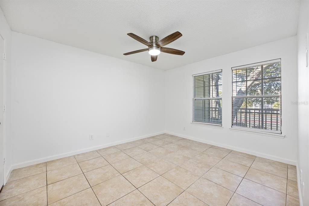 待售: $170,000 (2 贝兹, 1 浴室, 1184 平方英尺)