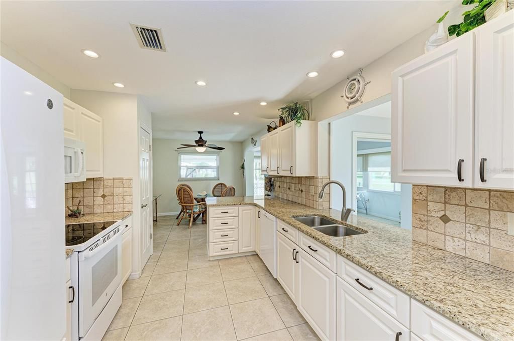 合同活跃: $375,000 (2 贝兹, 2 浴室, 1740 平方英尺)