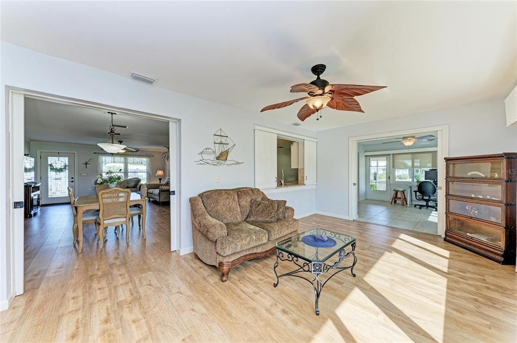 合同活跃: $375,000 (2 贝兹, 2 浴室, 1740 平方英尺)