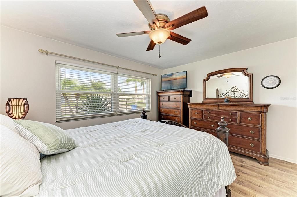 合同活跃: $375,000 (2 贝兹, 2 浴室, 1740 平方英尺)