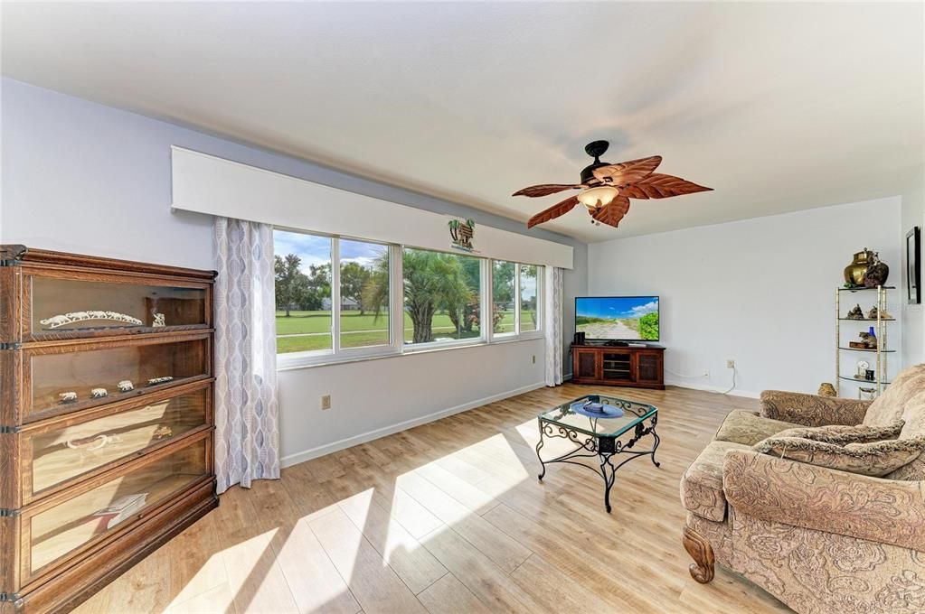 合同活跃: $375,000 (2 贝兹, 2 浴室, 1740 平方英尺)