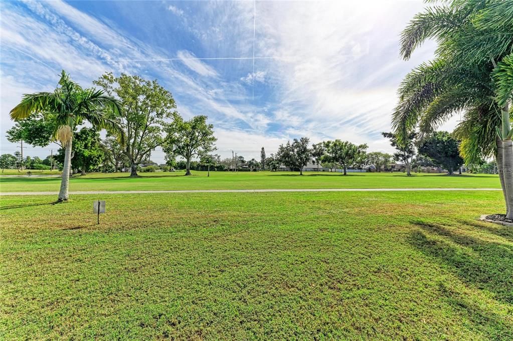 合同活跃: $375,000 (2 贝兹, 2 浴室, 1740 平方英尺)