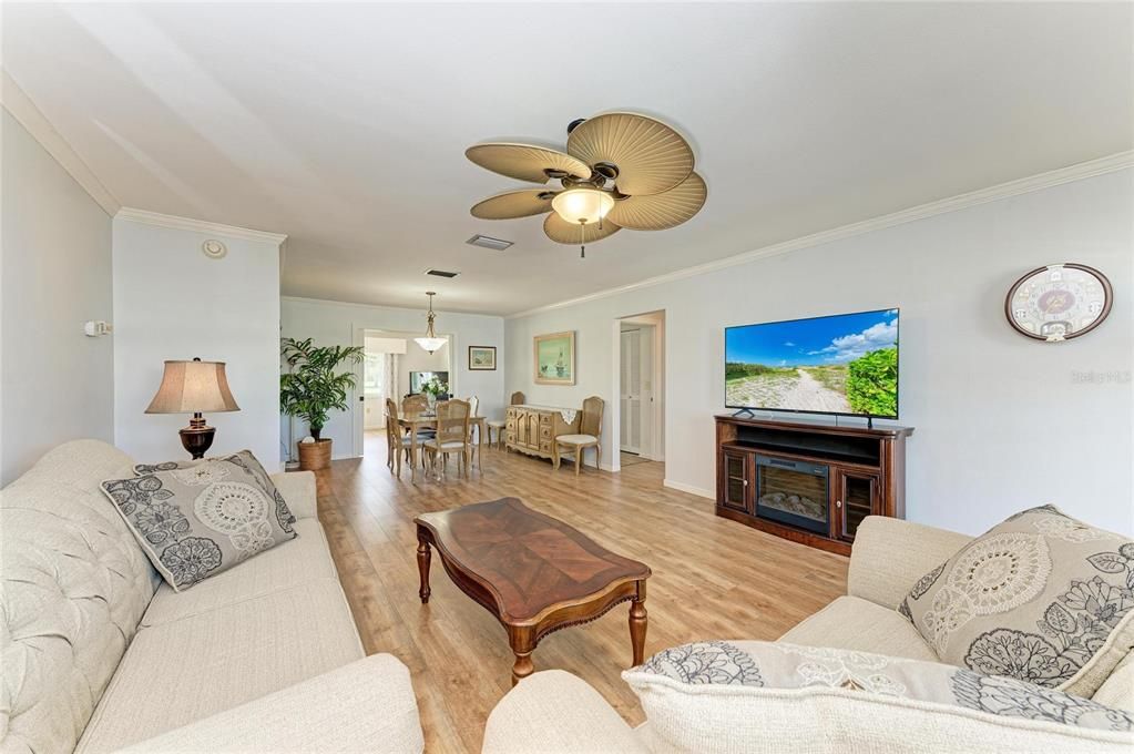 合同活跃: $375,000 (2 贝兹, 2 浴室, 1740 平方英尺)