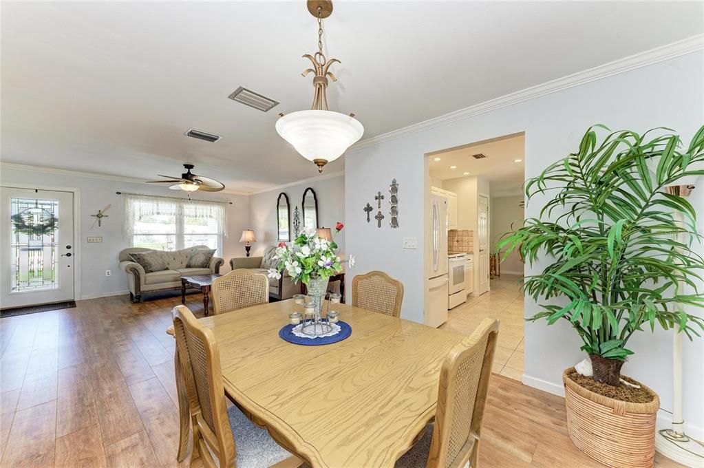 合同活跃: $375,000 (2 贝兹, 2 浴室, 1740 平方英尺)