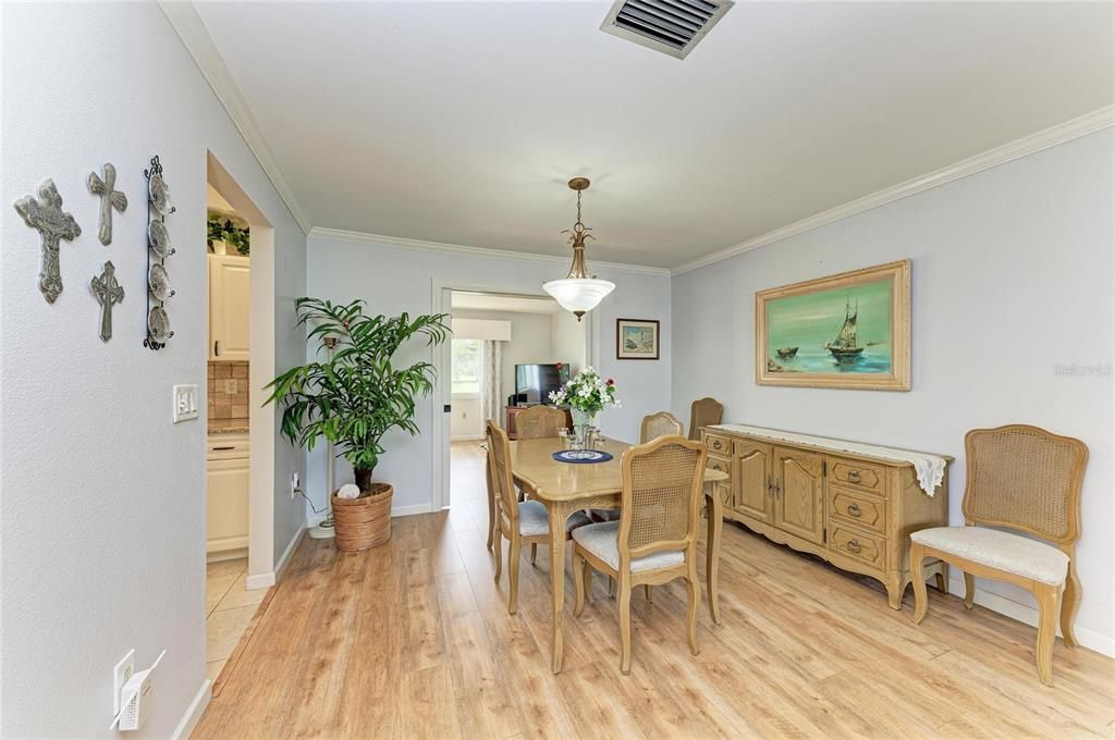 合同活跃: $375,000 (2 贝兹, 2 浴室, 1740 平方英尺)