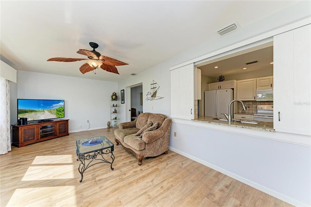 合同活跃: $375,000 (2 贝兹, 2 浴室, 1740 平方英尺)