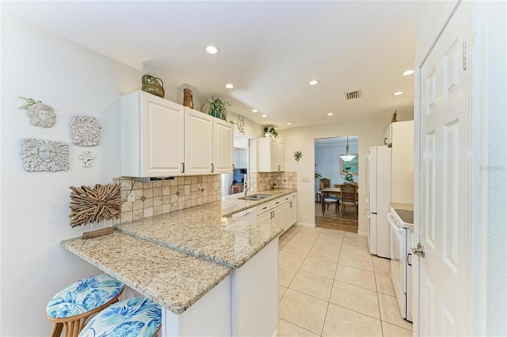 合同活跃: $375,000 (2 贝兹, 2 浴室, 1740 平方英尺)