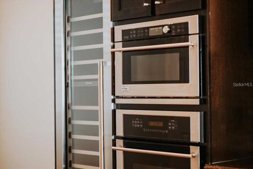 For Sale: $569,900 (2 beds, 2 baths, 2162 Square Feet)