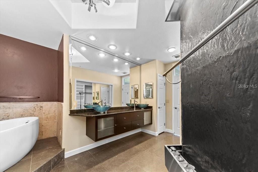 For Sale: $569,900 (2 beds, 2 baths, 2162 Square Feet)