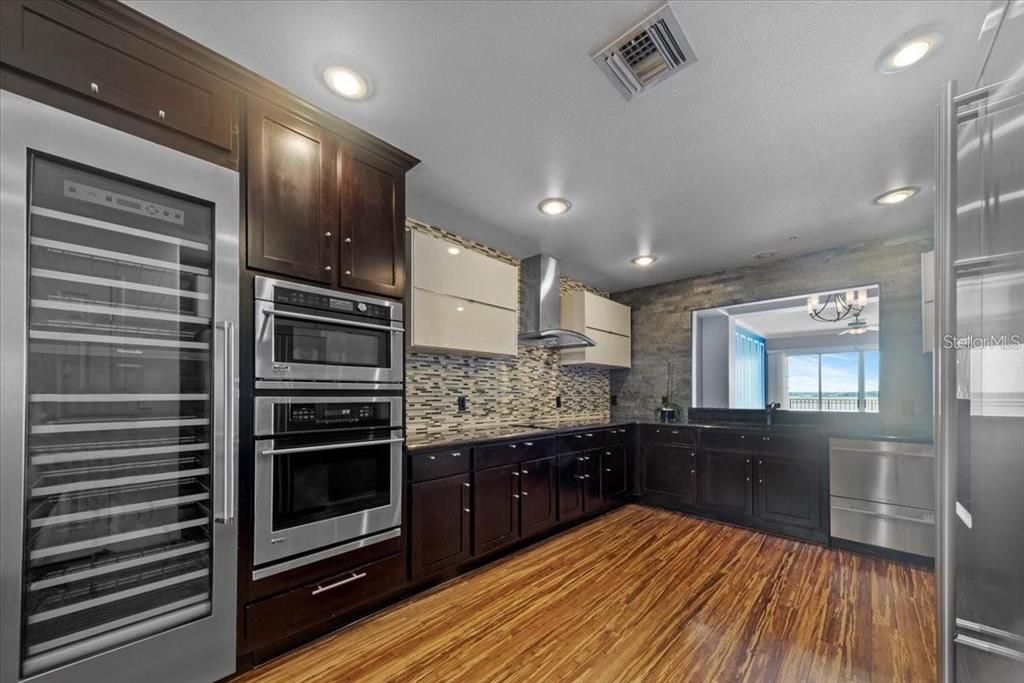 For Sale: $569,900 (2 beds, 2 baths, 2162 Square Feet)