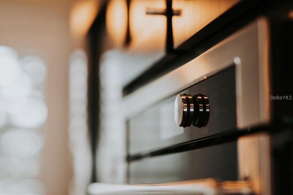 For Sale: $569,900 (2 beds, 2 baths, 2162 Square Feet)